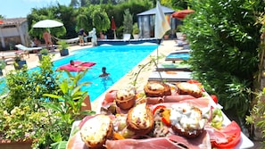 Seasonal outdoor pool, pool umbrellas, pool loungers - La Bergerie du Moulin (Taradeau)