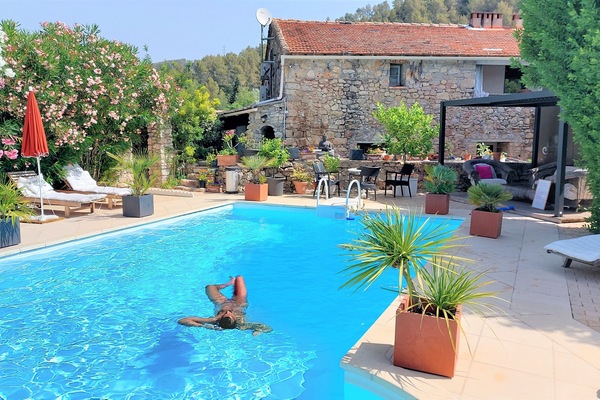 Seasonal outdoor pool, pool umbrellas, sun loungers
