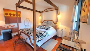 Habitación de luna de miel doble, 1 cama de matrimonio, no fumadores, vistas a la piscina | Minibar, decoración individual, mobiliario individual y cortinas opacas