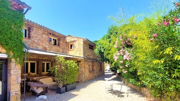 Vista frontal de la propiedad