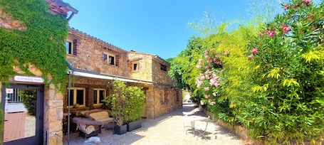 Front of property. La Bergerie du Moulin