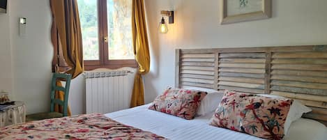 Geraniums Double Room | Minibar, individually decorated, individually furnished, blackout drapes