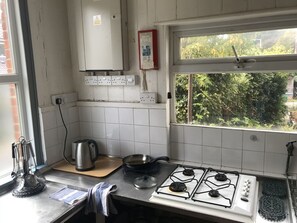 Kühlschrank, Herdplatte, Wasserkocher, Kochgeschirr/Geschirr/Besteck
