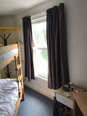 Asrama Umum Standar (Bed in 6 Bed Dorm) | Tirai kedap cahaya, kedap suara, setrika/meja setrika, dan Wi-Fi gratis
