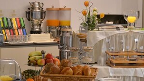 A buffet setup with various food items, including fruits, breads, and beverages. - Hotel Zur Mühle (Bad Breisig)