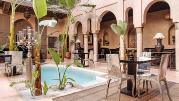 2 piscinas al aire libre, tumbonas