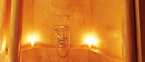 Une salle de bain avec une baignoire, une douche et un porte-serviettes.
