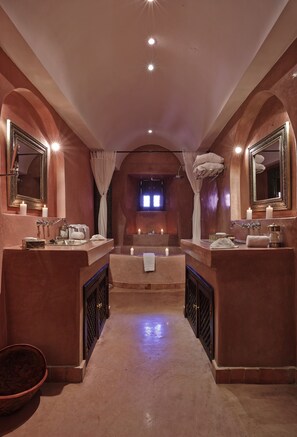 Grand Suite | Bathroom | Deep-soaking bathtub, free toiletries, bathrobes, slippers - Riad Noir d'Ivoire (Marrakech)