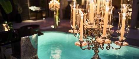 2 outdoor pools, pool loungers