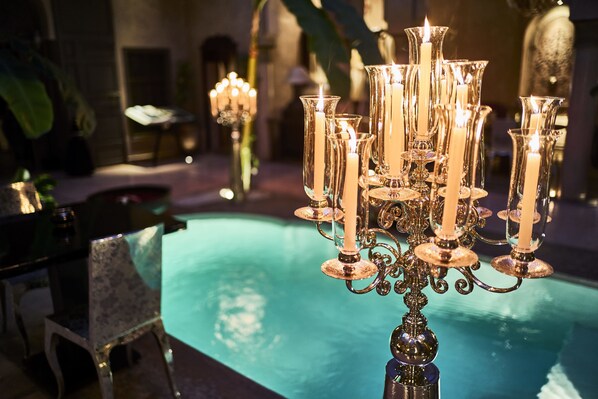 2 สระว่ายน้ำกลางแจ้ง, เก้าอี้อาบแดดริมสระ