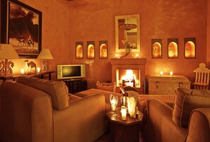 Senior Suite (Chameau) | Minibar, in-room safe, individually decorated, individually furnished - Riad Noir d'Ivoire (Marrakech)