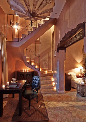 Minibar, coffres-forts dans les chambres, décoration personnalisée