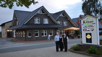 Ein Gebäude mit einem Schild, auf dem „Kruse Zum Hollatal“ steht, das ein Hotel, Restaurant und Partyservice kennzeichnet.