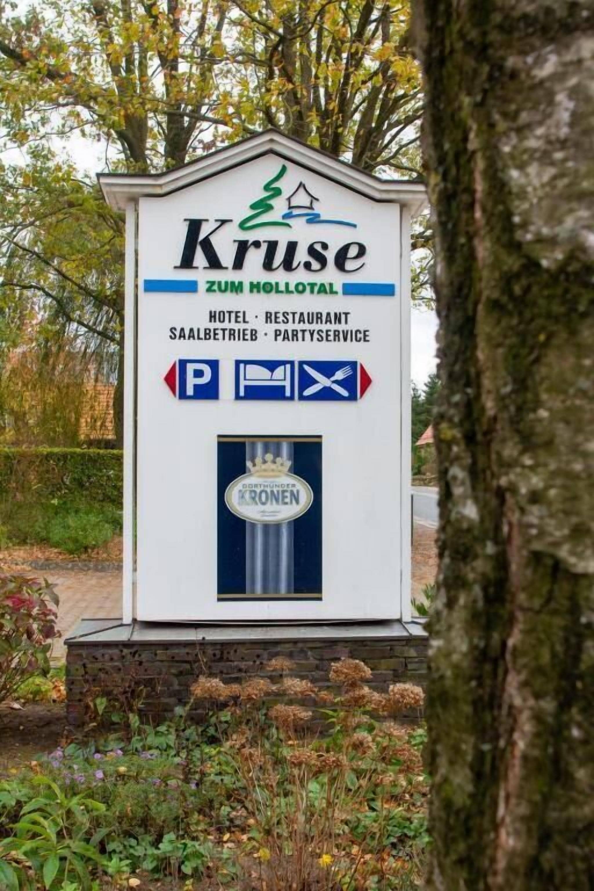 Señal de Kruse Zum Holltal con servicios como hotel, restaurante, salón de eventos y servicio para fiestas.