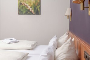 Desk, blackout curtains, free cots/infant beds, free WiFi - Hotel-Restaurant Kruse Zum Hollotal (Neuenkirchen-Vörden)