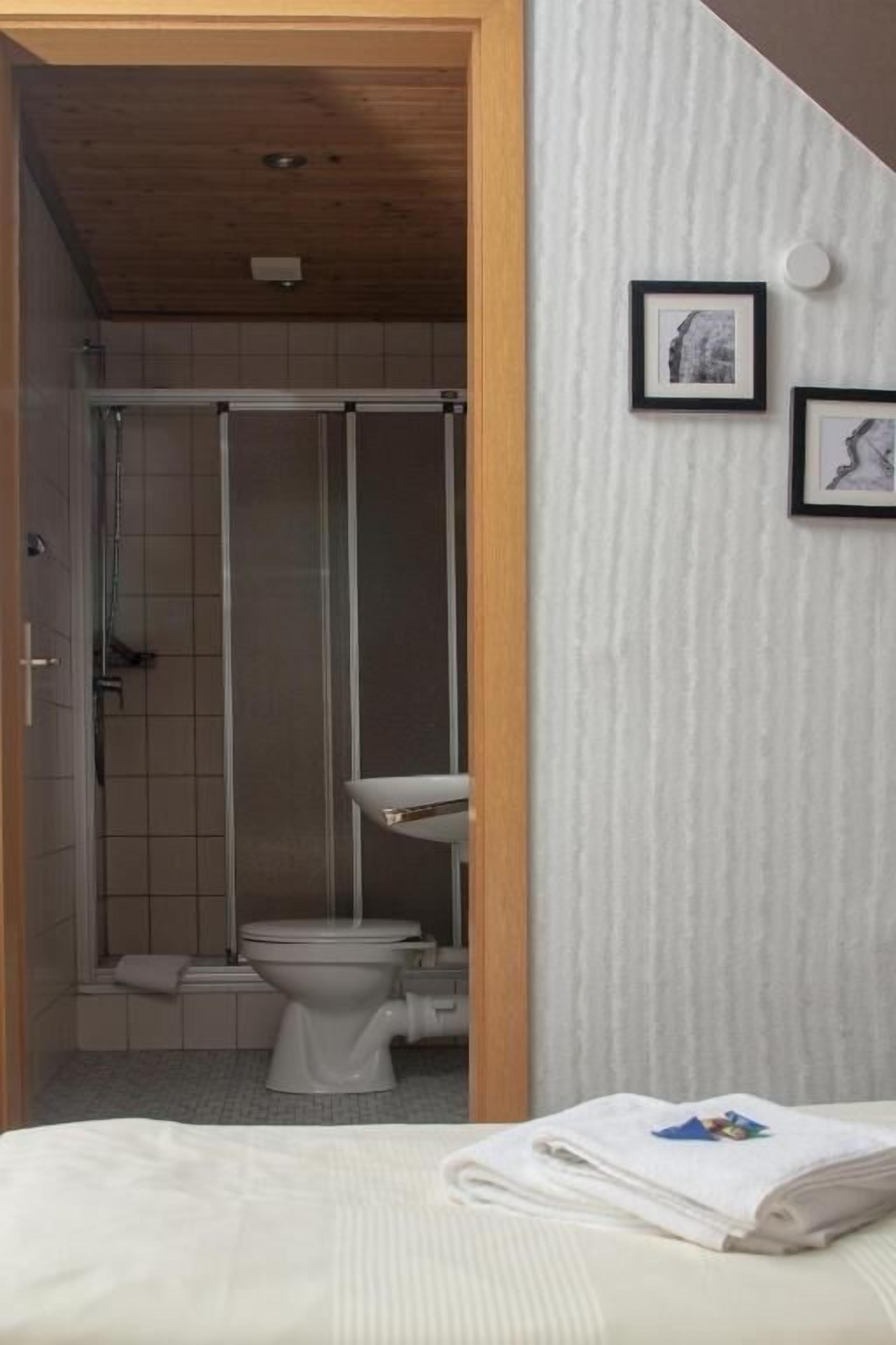 Un baño con ducha, inodoro y lavamanos.