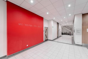 Lobby - Infinity Apartments Metropolitan House 1 (Manchester)