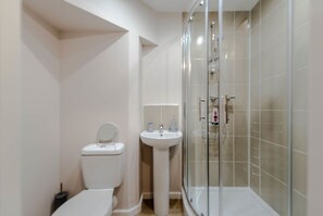 Classic Apartment, Multiple Beds, Non Smoking | Bathroom