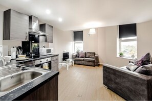 Classic Apartment, Multiple Beds, Non Smoking | Private kitchen | Microwave, oven, stovetop, electric kettle - Infinity Apartments Metropolitan House 3 (Manchester)