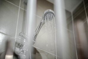 Apartemen Klasik, Beberapa Tempat Tidur, Bebas Asap Rokok | Shower kamar mandi