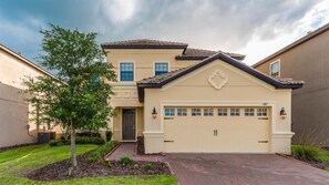 Casa de ciudad familiar, hidromasaje, en el área del jardín | Vista frontal de la propiedad