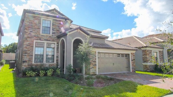 Perhepientalo, poreamme, puutarha-alue | Majoituspaikan julkisivu