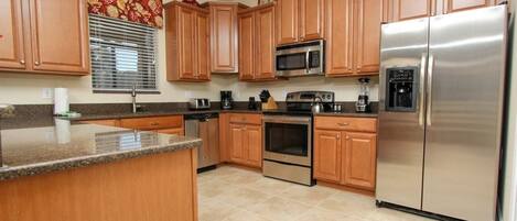 Casa de ciudad familiar, hidromasaje, en el área del jardín | Cocina compartida | Refrigerador, microondas y horno