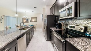 Familien-Stadtwohnung, eigener Pool, zum Garten hin | Gemeinschaftsküche | Kühlschrank, Mikrowelle, Ofen