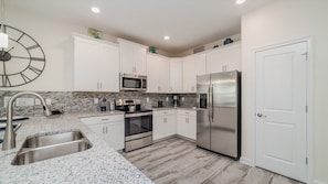 Family Townhome, Multiple Bedrooms, Hot Tub, Garden Area | Shared kitchen | Fridge, microwave, oven