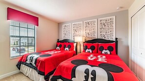 Maison mitoyenne Familiale, piscine privée, côté jardin | Chambre à thème pour enfants