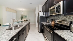 Familie resortwoning, privézwembad, tuin | Gemeenschappelijke keuken | Een koelkast, een magnetron, een oven