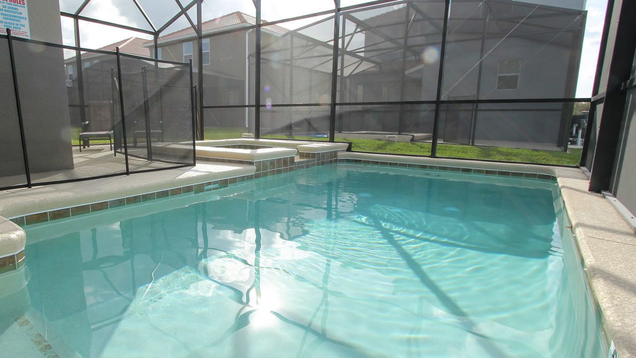 Außenpool (je nach Saison geöffnet), Sonnenschirme, Liegestühle