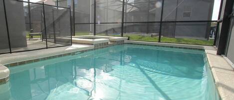 Außenpool (je nach Saison geöffnet), Sonnenschirme, Liegestühle