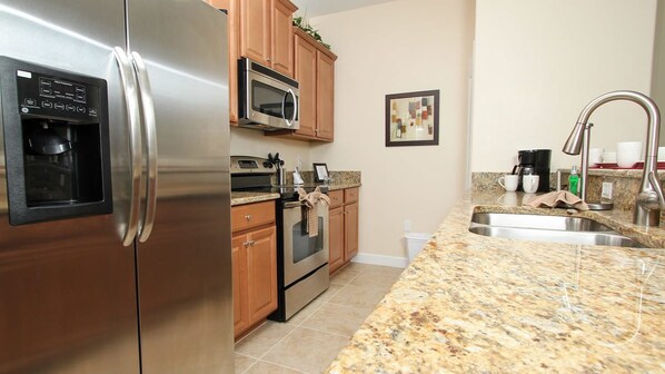 Casa de ciudad familiar, alberca privada, en el área del jardín | Cocina compartida | Refrigerador, microondas y horno