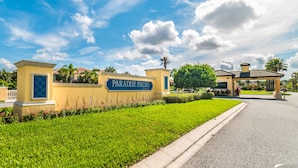 A well-maintained entrance with a sign reading "Paradise Palms" and a clear pathway leading to the building. - Grhcap8929 - Paradise Palms Resort - 4 Bed 3 Baths Townhouse (Kissimmee)