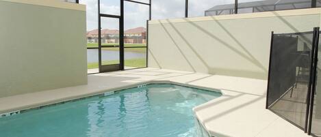 季節限定屋外プール、プール パラソル、サンラウンジャー