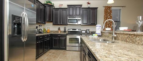 Family Townhome, Private Pool, Garden Area | Shared kitchen | Fridge, microwave, oven