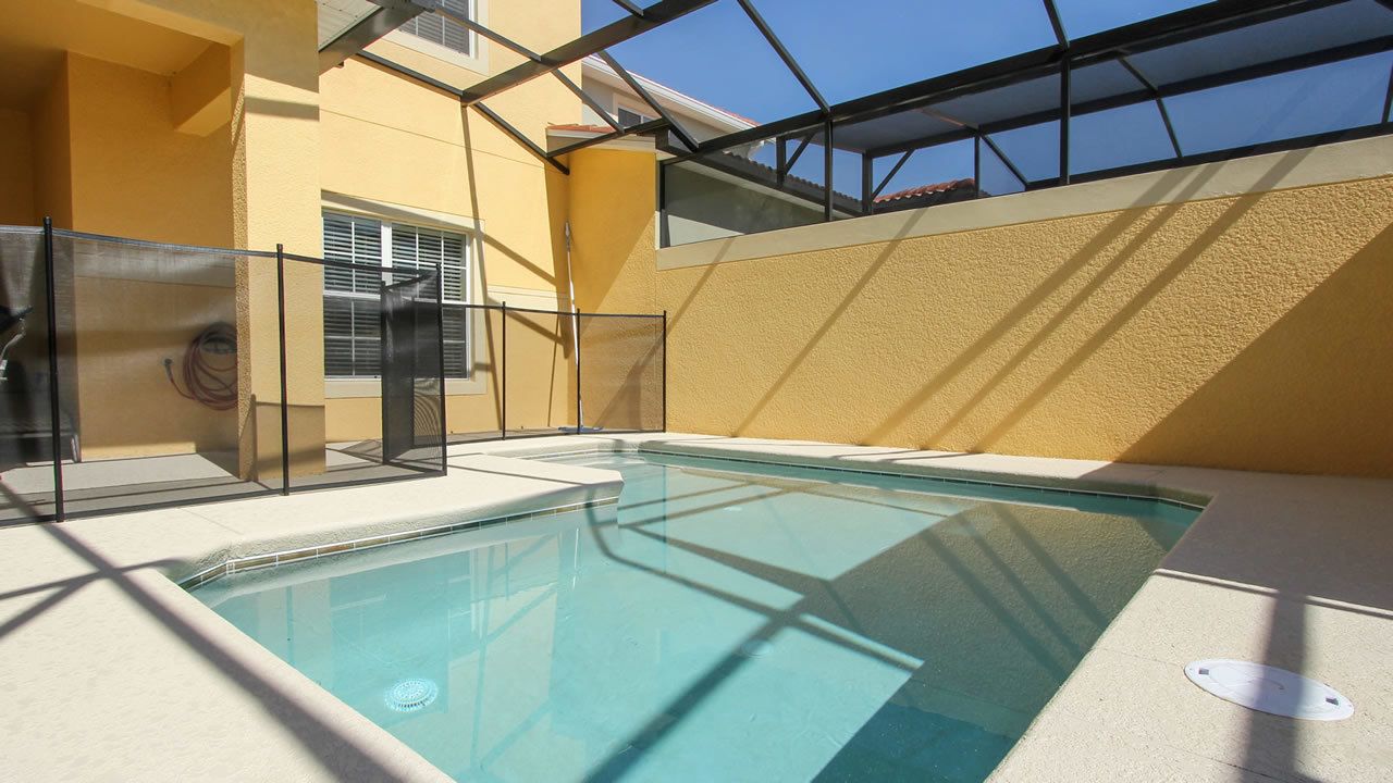 Una piscina al aire libre de temporada, sombrillas