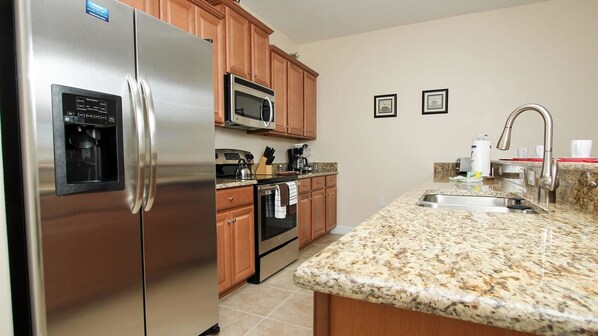 Residenza familiare, piscina privata, lato giardino | Cucina condivisa | Frigorifero, microonde, forno