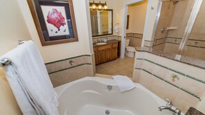 Condo dành cho gia đình, bếp, khu vực vườn | Phòng tắm | Bồn tắm và buồng tắm vòi sen riêng, vòi sen phun mưa, máy sấy tóc 