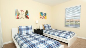 Townhome för familj - privat pool - trädgård | 4 sovrum, arbetsyta för laptop, strykjärn/strykbräda och sängkläder