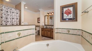Familienapartment, Küche, zum Garten hin | Badezimmer | Badewanne und Dusche (separat), Regendusche, Haartrockner, Handtücher