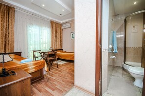 Standard Double or Twin Room | Desk