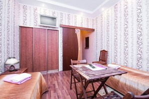 Economy Double or Twin Room | Desk - Victor Guest House (Sochi)