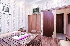 Economy Double or Twin Room | Desk - Victor Guest House (Sochi)