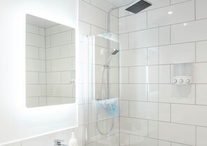 Premium Townhome, Multiple Beds, Non Smoking | Bathroom | Combined shower/tub, free toiletries, hair dryer