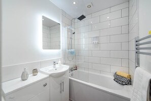 Premium Townhome, Multiple Beds, Non Smoking | Bathroom | Combined shower/tub, free toiletries, hair dryer - Infinity Apartments Harrow Road (Liverpool)