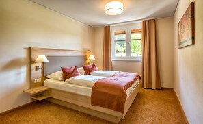 Hypo-allergenic bedding, in-room safe, blackout curtains - Hotel Schöneck Garni (Schluchsee)