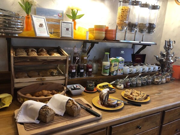 Café da manhã com buffet todos os dias (EUR 15 por pessoa) 