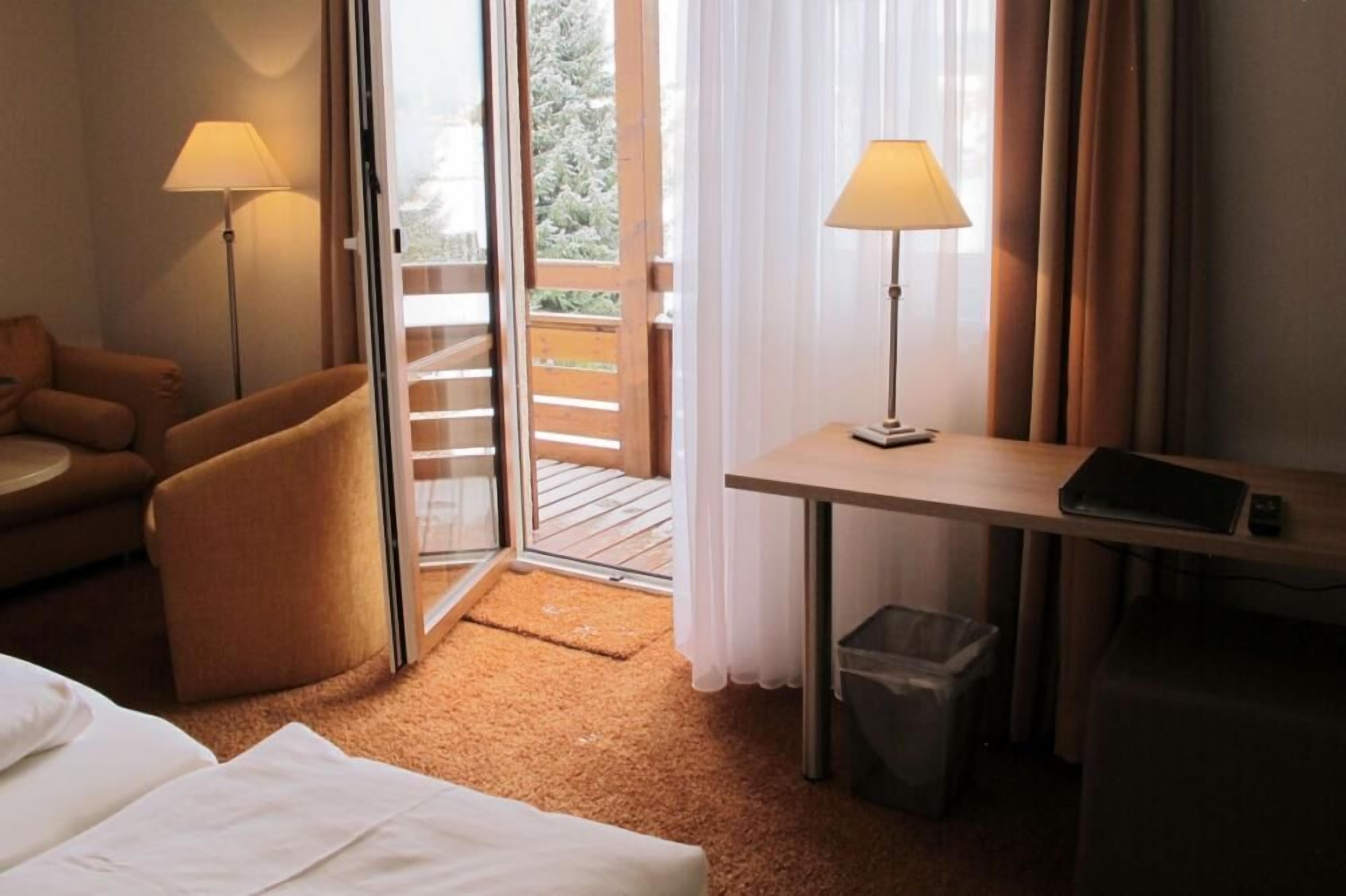 双人房, 阳台 (or terrace) | 防过敏的被褥、客房内保险箱、遮光窗帘、熨斗/熨板